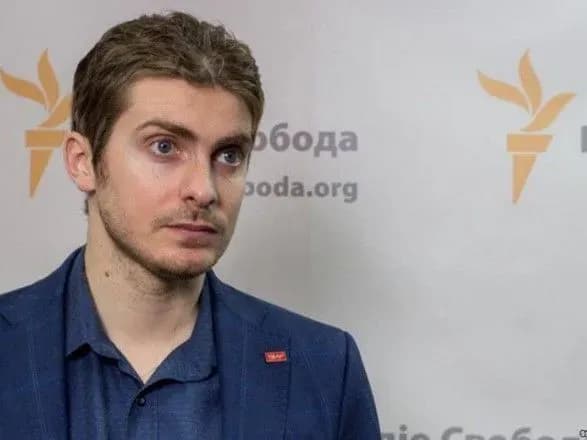 vmesto-nezakonnykh-kioskov-vozle-stantsii-metro-politekhnicheskiy-institut-otkryli-skver-deputat