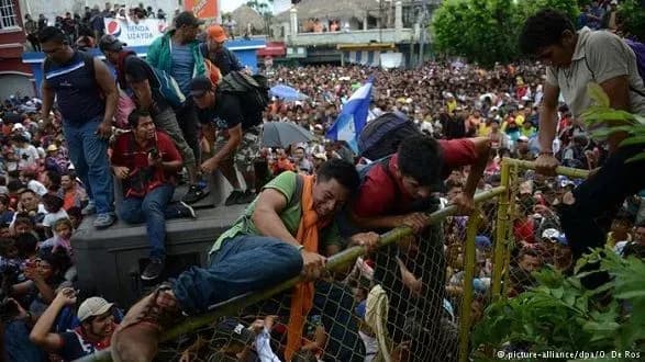 tramp-prigroziv-pripiniti-dopomagati-krayinam-z-yakikh-yde-karavan-migrantiv