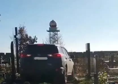 svyaschenik-u-kharkovi-na-dzhipi-rozyizhdzhav-po-mogilakh-na-kladovischi