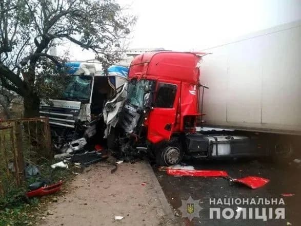 dvi-furi-ta-legkovik-ne-rozminulisya-na-slizkiy-dorozi-ye-poraneni