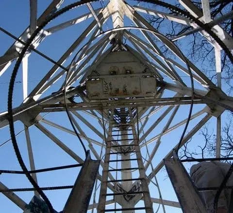 u-kiyevi-divchina-rozbilasya-na-smert-pislya-padinnya-z-pozhezhnoyi-vishki