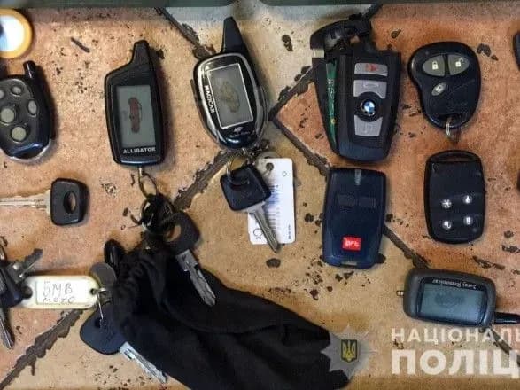 politsiya-zatrimala-reketiriv-yaki-vikradali-avto-i-shantazhuvali-yikh-vlasnikiv