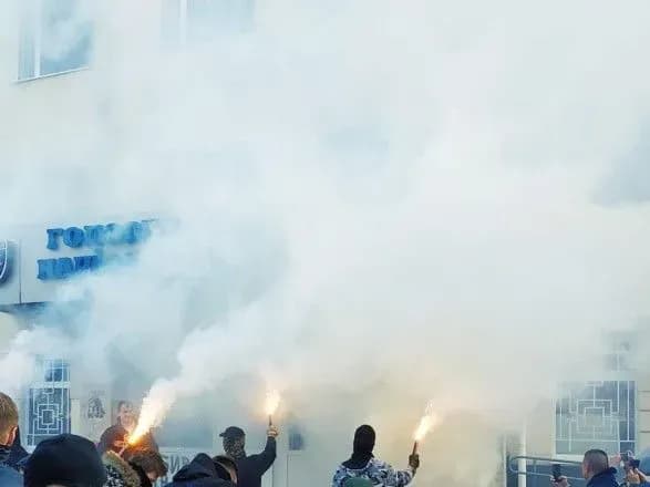 vbivstvo-gandzyuk-pid-budivleyu-natspolitsiyi-u-khersoni-zapalili-fayeri