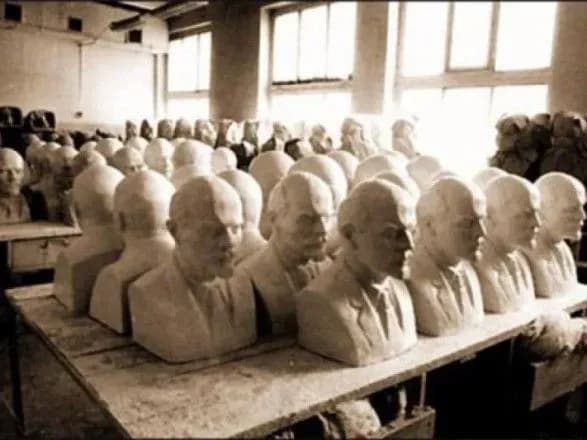 v-ukrayini-nemaye-kladovischa-pamyatnikiv-leninu-vyatrovich