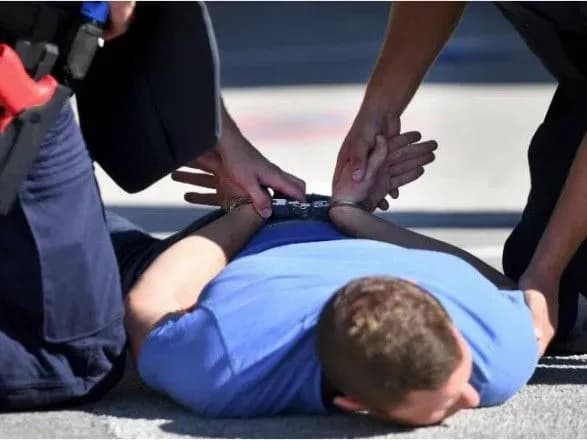 u-kiyevi-zlovmisnik-pid-chas-zatrimannya-pokusav-politseyskogo