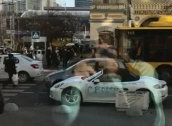 u-tsentri-kiyeva-divchina-pobila-sokiroyu-porshe