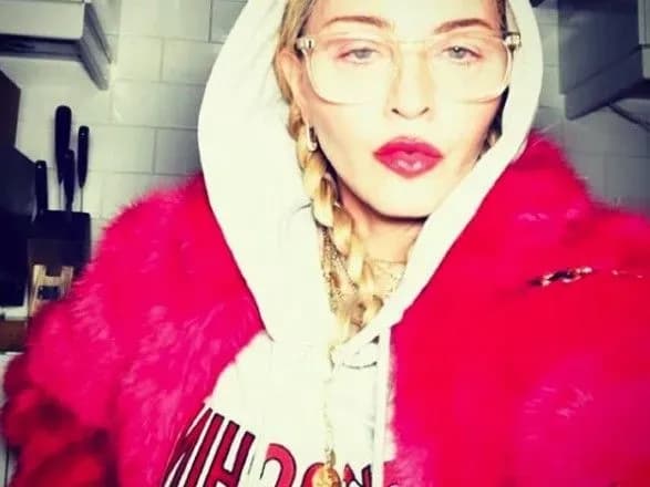 madonna-pokazala-yak-nestandartno-pye-vino