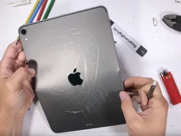 testuvalnik-pokazav-yak-legko-zignuti-noviy-ipad