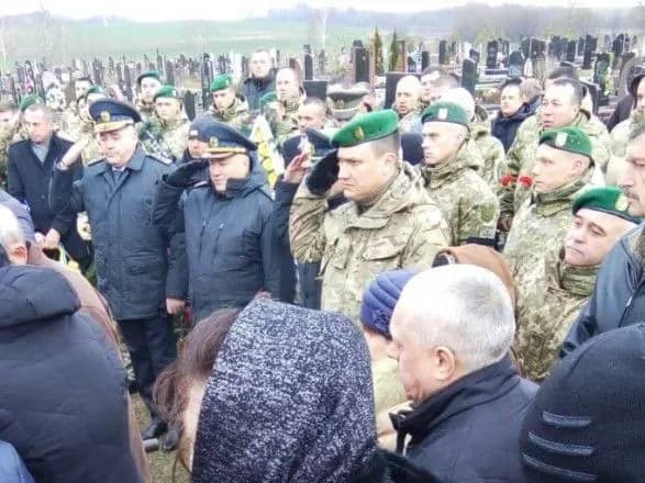 zbitogo-kontrabandistami-prikordonnika-pokhovali