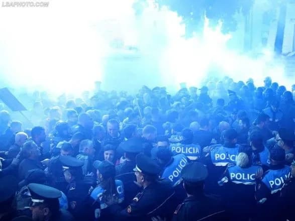 v-albaniyi-stalisya-sutichki-bilya-parlamentu-poraneni-12-politseyskikh