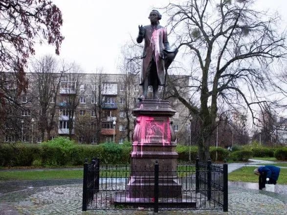 u-kaliningradi-oblili-farboyu-mogilu-kanta-ta-zaklikali-vidmovitis-vid-imeni-voroga