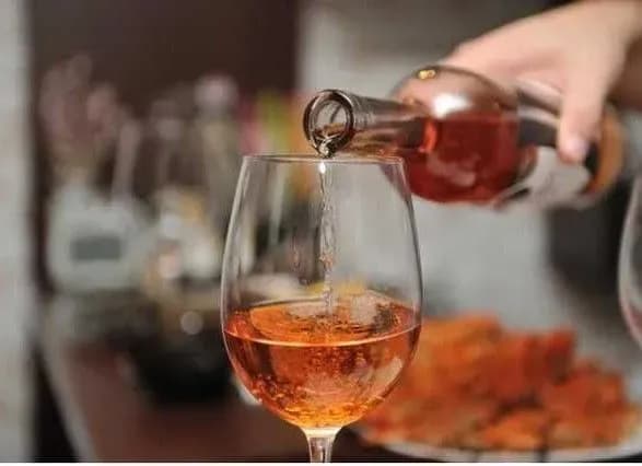 ekspert-poradiv-koli-krasche-zakupovuvati-alkogol-do-svyat