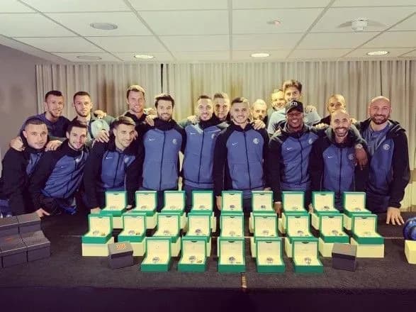 napadnik-intera-podaruvav-partneram-godinniki-rolex-u-chest-otrimannya-zolotoyi-butsi