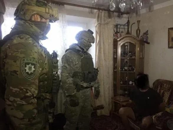 kiyanin-zabarikaduvavsya-u-kvartiri-iz-zaruchnitseyu