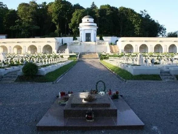 sud-vinis-virok-trom-polyakam-za-pidpal-fayeriv-na-lvivskomu-tsvintari