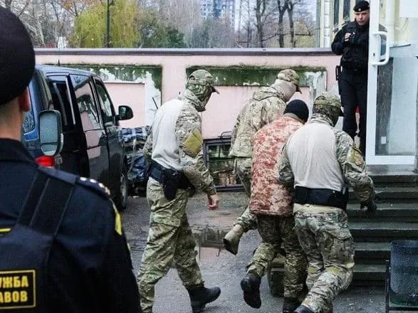 konsuli-zustrichayutsya-iz-poranenimi-ukrayinskimi-moryakami