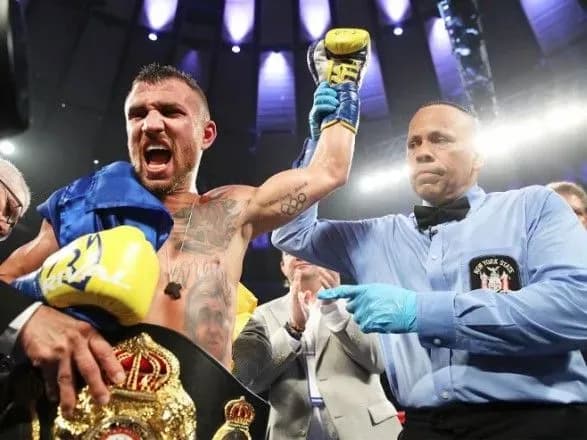 bokseru-lomachenko-vruchili-spetsialniy-poyas-the-ring