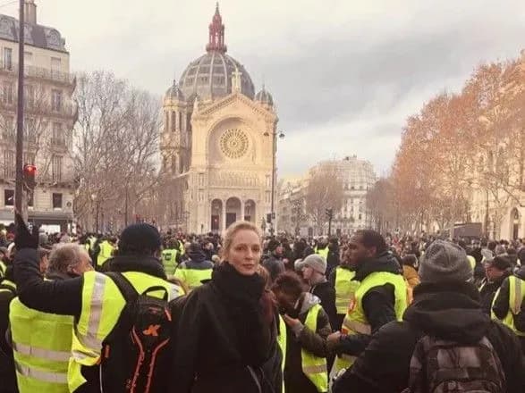 uma-turman-doyednalas-do-protestu-zhovtikh-zhiletiv