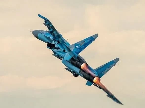 su-27-rozbivsya-pri-posadtsi-na-viyskovomu-aerodromi
