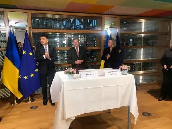 groysman-pogovoriv-z-mogerini-pro-eskalatsiyu-na-azovi-i-sanktsiyi