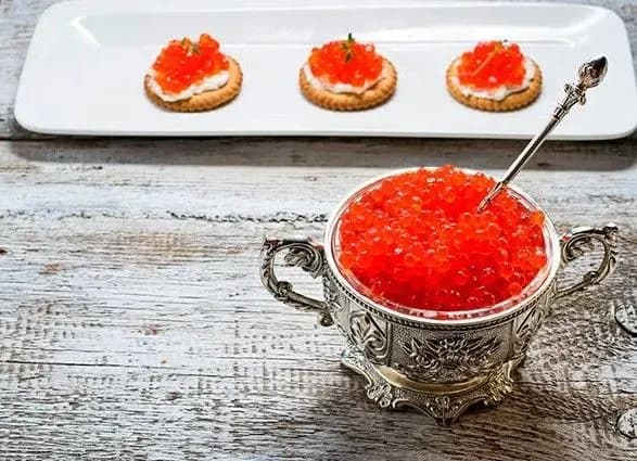 ekspert-poradiv-yak-vibrati-chervonu-ikru-do-novogo-roku