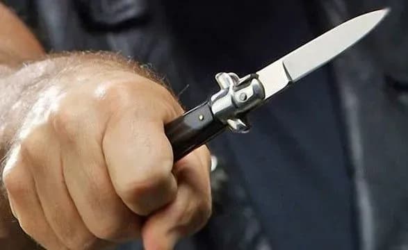 na-12-richnu-divchinku-napav-politseyskiy-z-nozhem