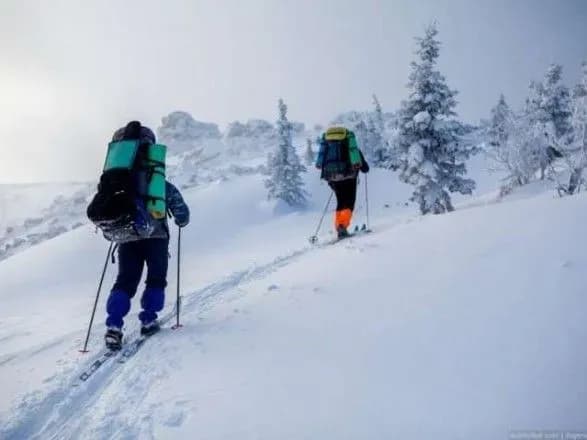 u-karpatakh-zablukali-troye-turistiv