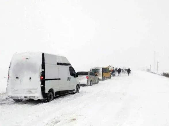 rukh-avtomobilnogo-transportu-na-avtodorogakh-poltavschini-zabezpecheno
