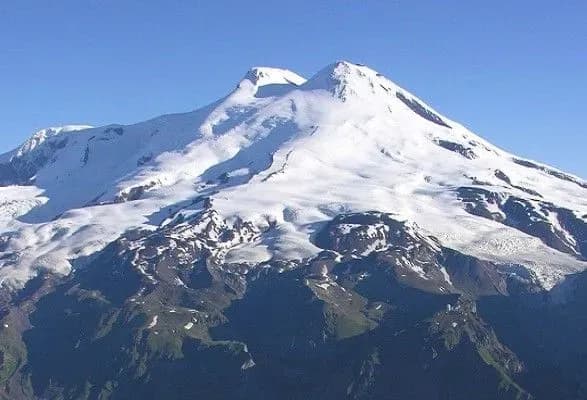 chetvero-ukrayintsiv-zustrili-noviy-rik-na-vershini-elbrusu