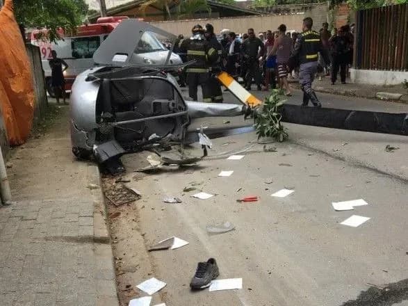 u-braziliyi-vertolit-vpav-na-perekhozhogo