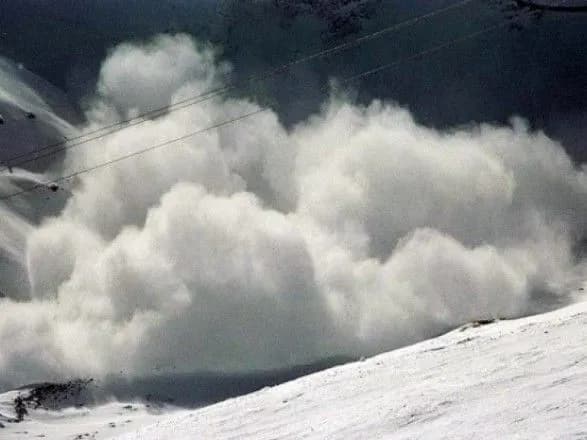 ukrayintsiv-poperedili-pro-lavinnu-nebezpeku