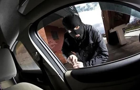 ogolosili-pidozru-pratsivniku-sto-yakiy-vkrav-mercedes-benz