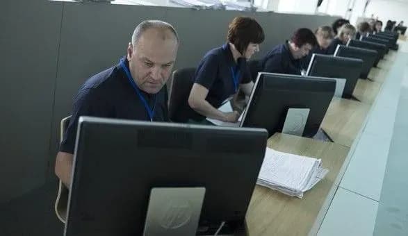 shakhrayi-spisuvali-groshi-z-rakhunkiv-za-dopomogoyu-mobilnogo-dodatka-kiberpolitsiya