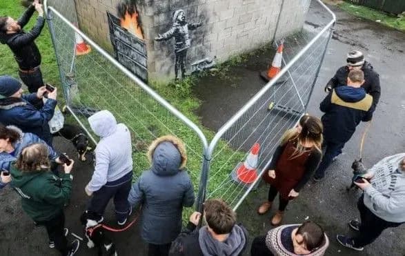 grafiti-benksi-na-garazhi-prodali-za-ponad-100-tisyach-funtiv