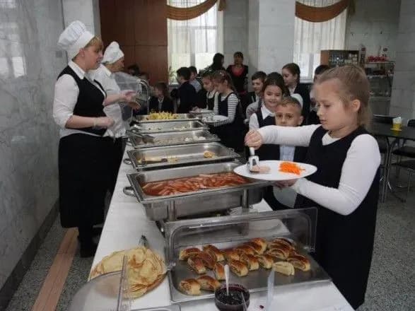 shvedskiy-stil-i-garyachi-obidi-z-avtomata-v-odeskomu-litseyi-startuvav-kulinarniy-eksperiment