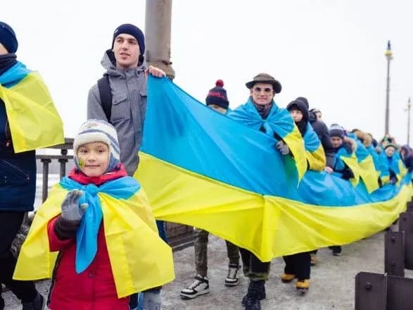 na-stolichnomu-mostu-patona-utvorili-zhiviy-lantsyug-sobornosti