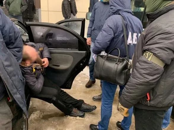 zatrimano-prikordonnikiv-yaki-za-khabar-spriyali-legalizatsiyi-inozemnikh-gromadyan