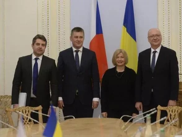 geraschenko-obgovorila-z-glavoyu-mzs-chekhiyi-stvorennya-punktu-smm-obsye-v-kerchi