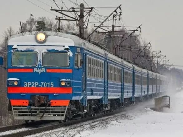 legkoviy-avtomobil-potrapiv-pid-elektrichku-ye-zagibli