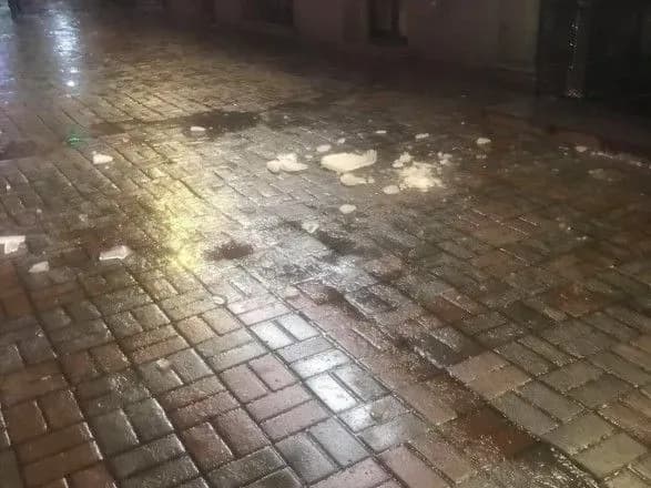 u-tsentri-kiyeva-krizhini-padayut-perekhozhim-na-golovi