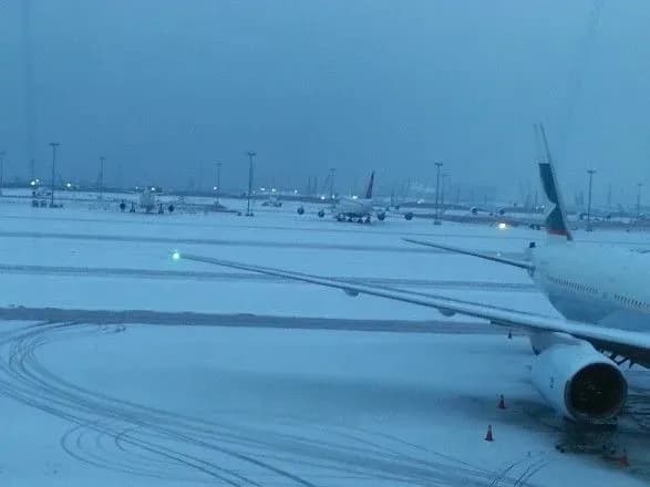 u-tokiyskomu-aeroportu-litak-cherez-snig-zyikhav-z-rulovoyi-dorizhki