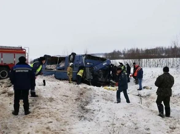 u-rf-perekinuvsya-avtobus-z-ditmi-ye-zhertvi