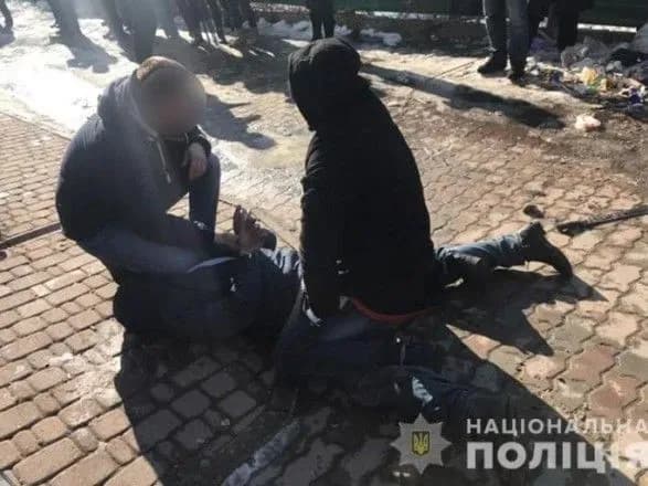 politseyskiy-otrimav-nozhove-poranennya-oblichchya-pri-zatrimanni-zlovmisnika