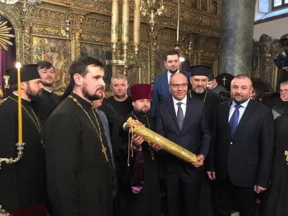 v-ptsu-poyasnili-prisutnist-petrovskogo-na-vruchenni-tomosu