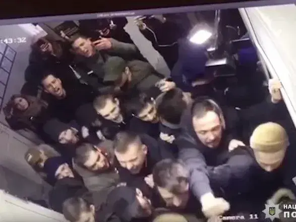 u-politsiyi-pokazali-sprobi-shturmu-rayviddilku-politsiyi-u-kiyevi