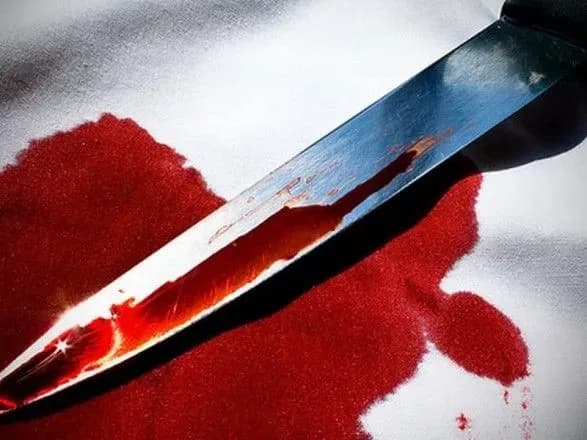 cholovik-zarizav-zhinku-na-ochakh-u-ditey