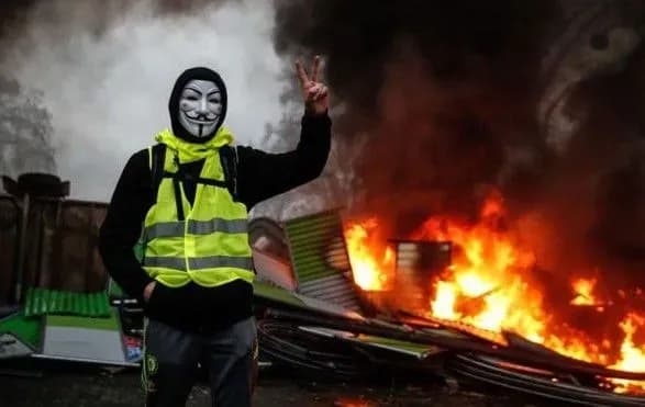 opublikovano-video-napadu-zhovtikh-zhiletiv-na-politseyskiy-avtomobil-u-lioni