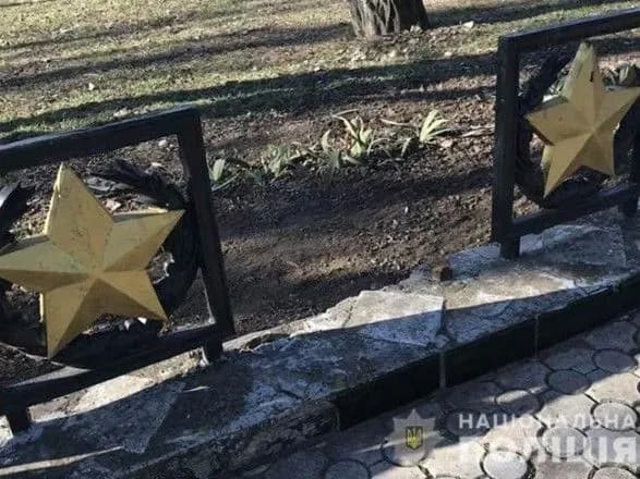 vandali-poshkodili-memorialniy-kompleks-soldativ-drugoyi-svitovoyi-viyni