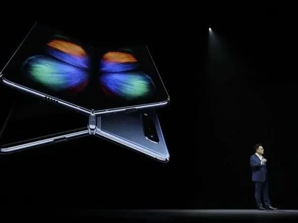 kompaniya-samsung-prodemonstruvala-noviy-smartfon-galaxy-fold