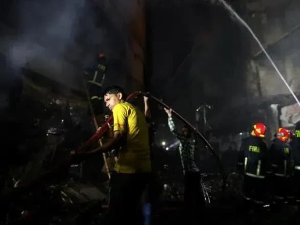 pozhezha-v-bagatopoverkhivtsi-u-bangladesh-ponad-50-zagiblikh